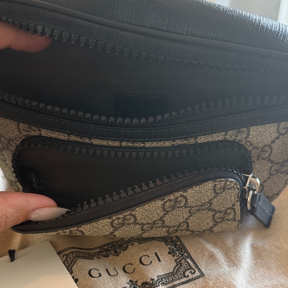 Gucci Beige GG Supreme Canvas Belt Bag with Black Trim - Picture 2 of 3